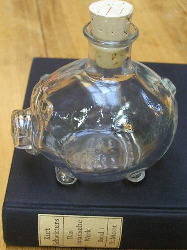 Glasschweinchen auf Schwittersband